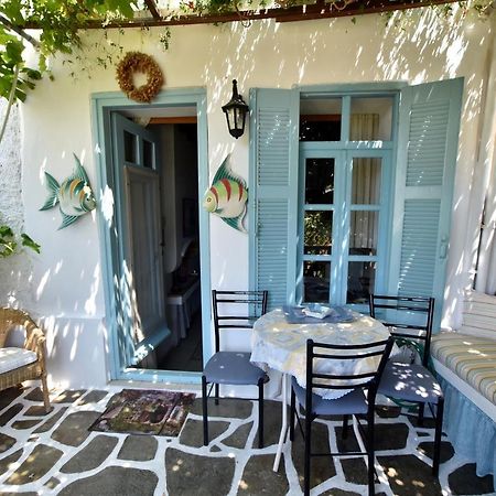 Traditional House By The Sea Mandrákion エクステリア 写真