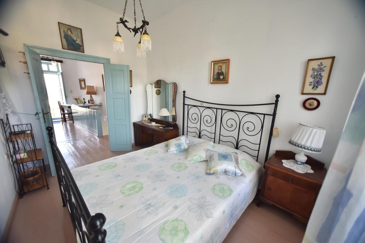 Traditional House By The Sea Mandrákion エクステリア 写真