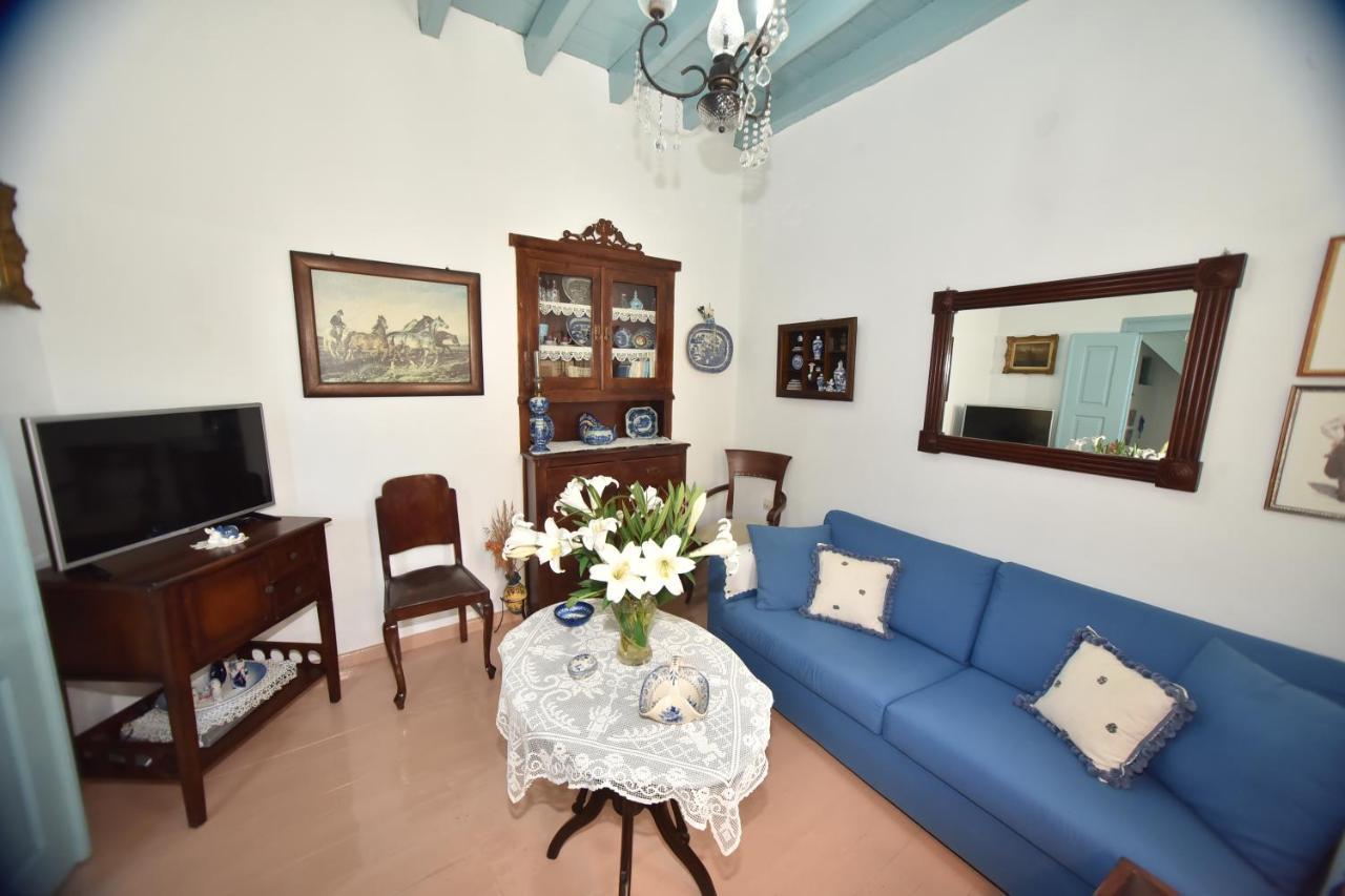 Traditional House By The Sea Mandrákion エクステリア 写真