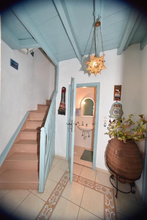 Traditional House By The Sea Mandrákion エクステリア 写真