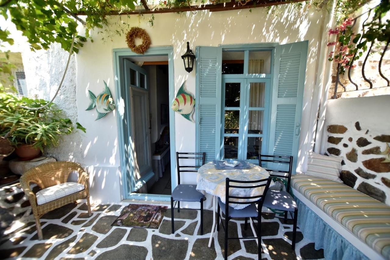 Traditional House By The Sea Mandrákion エクステリア 写真