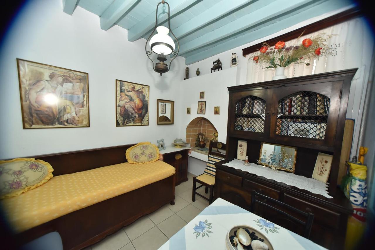 Traditional House By The Sea Mandrákion エクステリア 写真