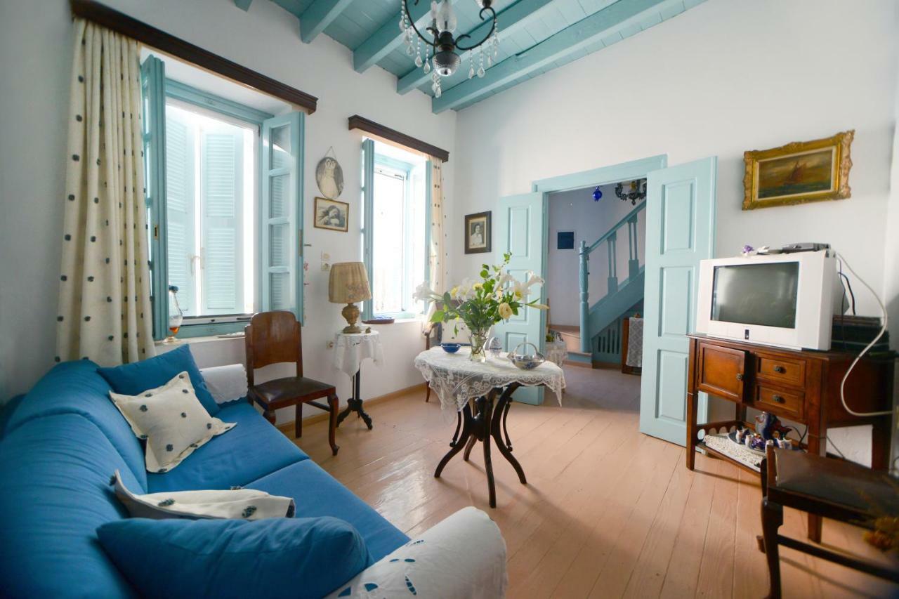Traditional House By The Sea Mandrákion エクステリア 写真